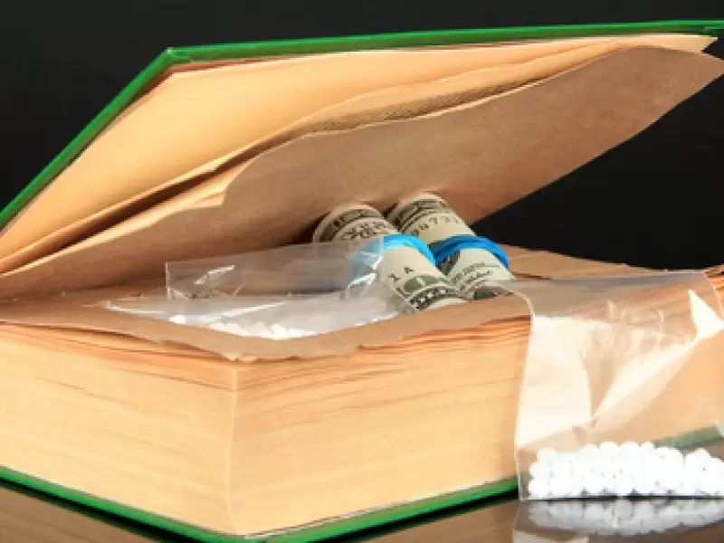 тайник для наркотиков внутри толстой книги